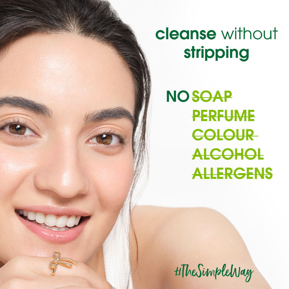 Simple Kind To Skin Moisturising Facial Wash, Reduces Dryness with Panthenol for Dry Skin